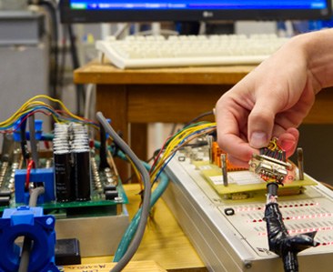 Disseny i anàlisi d'estabilitat en sistemes fotovoltaics amb inversors font quasi Z i connexió multiterminal a la xarxa de CA